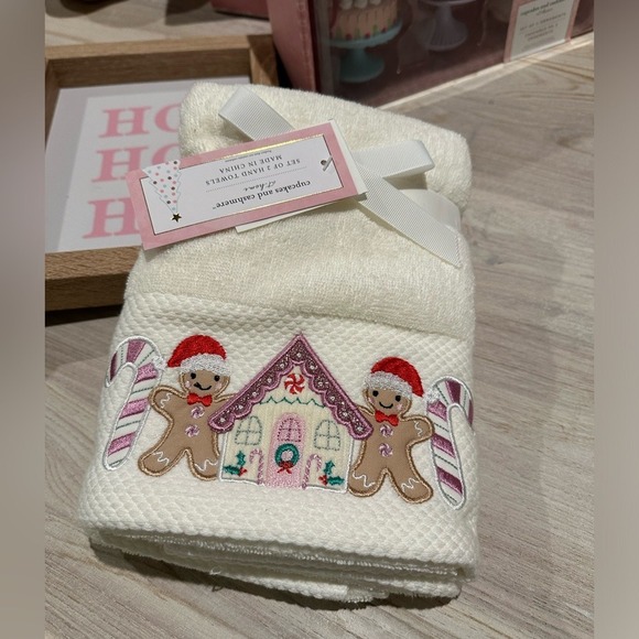 Cupcakes And Cashmere Gingerbread Hand Towels - Picture 2 of 5